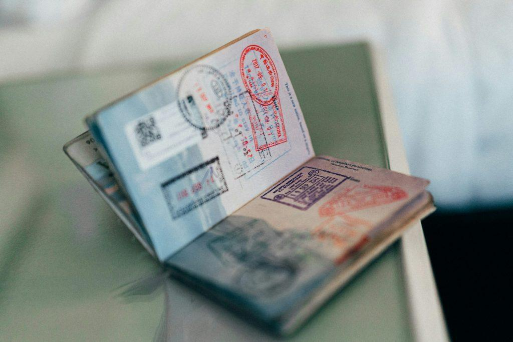 Действующая виза, недействительный паспорт